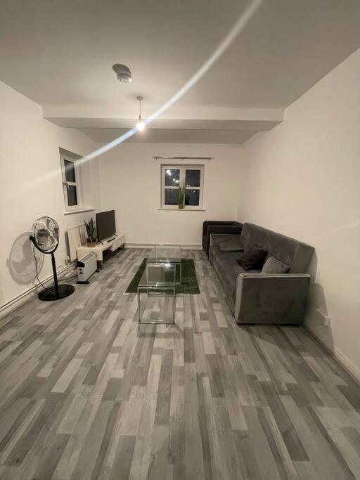 Lovely Spacious Entire 1 Bedroom Apartment - New Management London Bagian luar foto