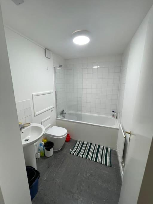 Lovely Spacious Entire 1 Bedroom Apartment - New Management London Bagian luar foto